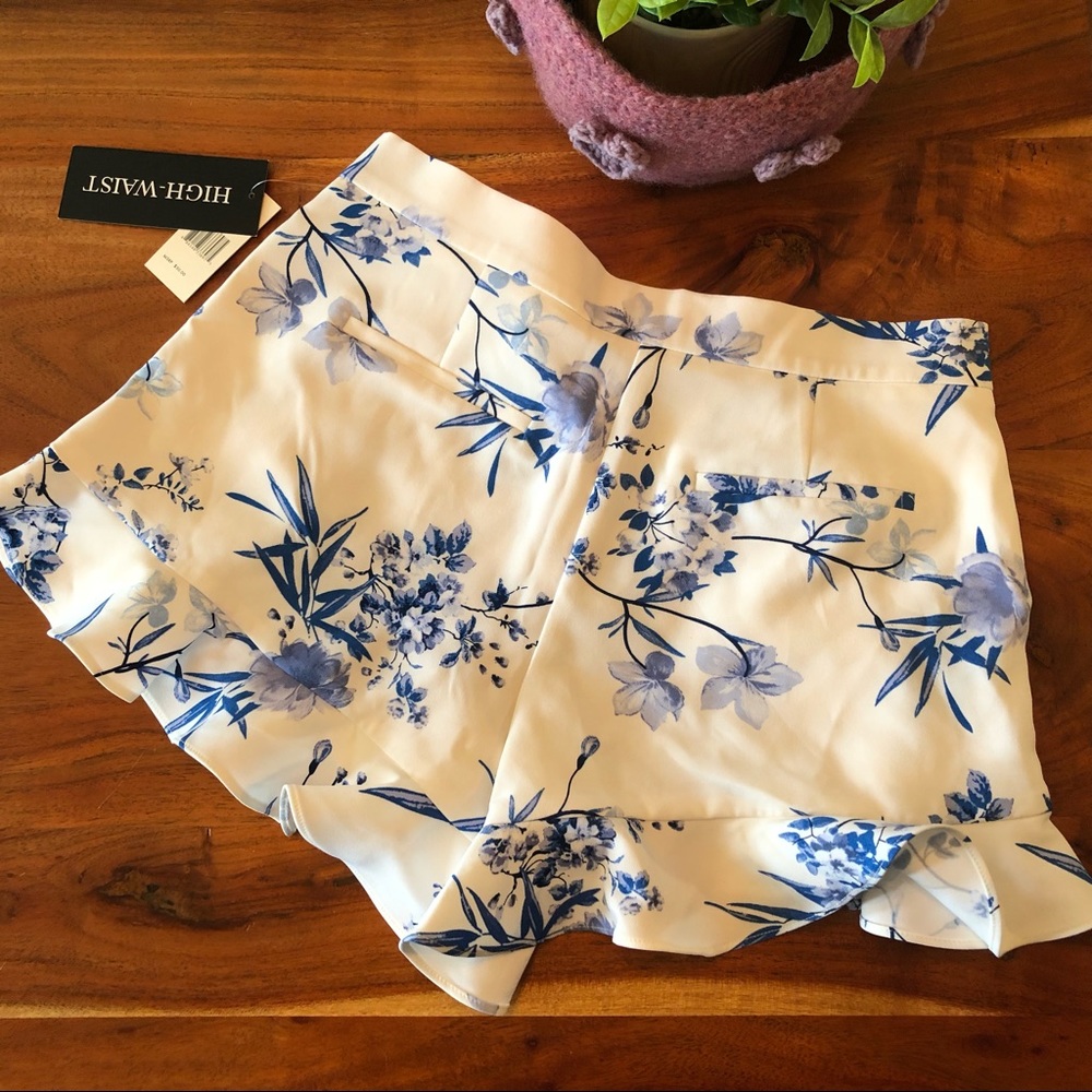 NWT Floral shorts with ruffle detail and side pockets. Size 2. Soho Apparel